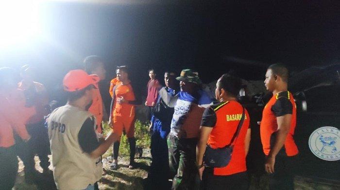 Tim SAR gabungan melakukan pencarian penambang yang disambar buaya kamis (24/10/2024)) malam.