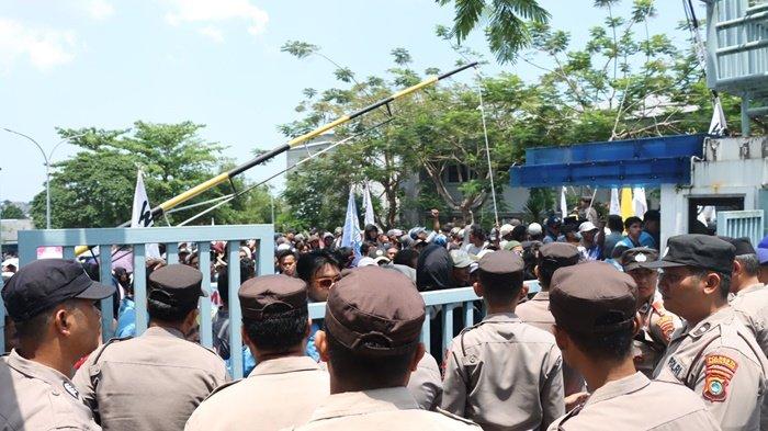 Massa aksi damai yang tergabung dalam persatuan masyarakat peduli Batu Beriga bersama Walhi Babel dan perwakilan mahasiswa, saat melakukan aksi damai di depan pintu gerbang utama kantor PT Timah Pangkalpinang, Senin (28/10/2024).