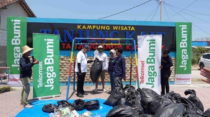 Aksi program Telkomsel Jaga Bumi melalui inisiatif penanaman 10.600 pohon mangrove.