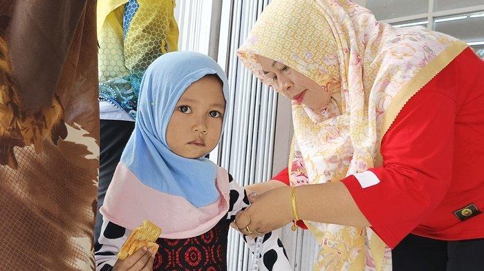 Pemeriksaan tumbuh kembang anak oleh tim Puskesmas dan kader Posyandu