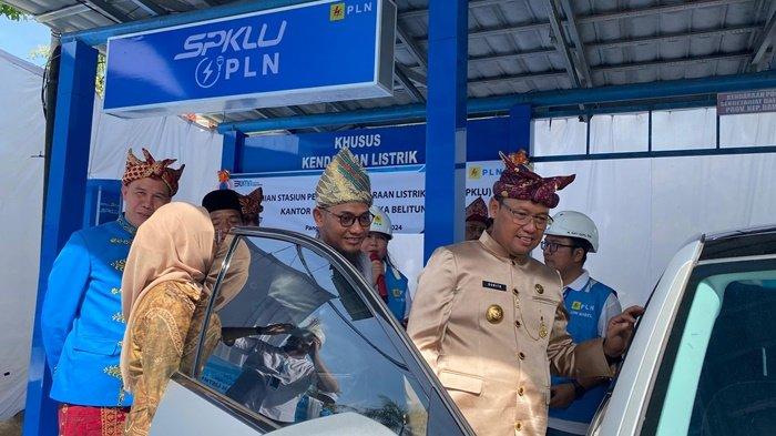 Pj Gubernur Babel, Sugito (paling kanan) meninjau langsung indikator pengisian baterai di dashboard mobil listrik