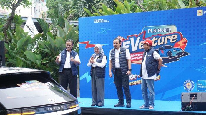 Direktur Legal dan Manajemen Human Capital PLN, Yusuf Didi Setiarto (kiri) bersama Direktur Retail dan Niaga PLN, Edi Srimulyanti (kedua dari kiri), Direktur Utama PLN Icon Plus, Ari Rahmat Indra Cahyadi (kedua dari kanan), dan Bendahara Umum Serikat Pekerja PLN, Budi Setianto (kanan) menyapa rombongan konvoi kendaraan listrik PLN Mobile EVenture saat memulai perjalanan dari Kantor PLN Pusat menuju pemberhentian pertama di Kantor UID Banten, Tangerang (3/12). Pada PLN Mobile EVenture 2024, selain roadshow electric vehicle, PLN berkolaborasi bersama mitra strategis, seperti ATPM kendaraan listrik dan perbankan melaksanakan berbagai kegiatan seperti talkshow edukasi dan expo kendaraan listrik di setiap kota pemberhentian.