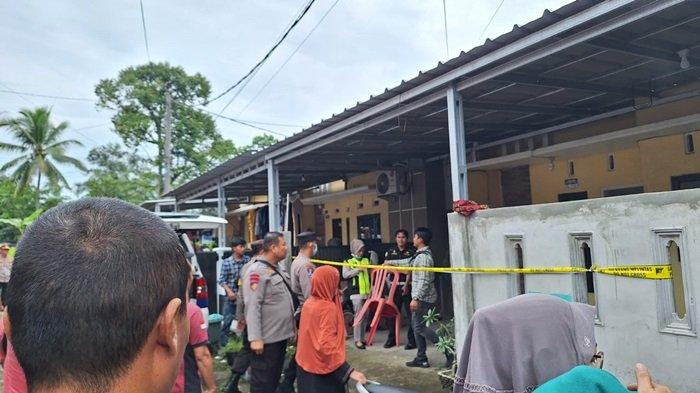 Pihak Kepolisian bersama warga ketika melakukan evakuasi terhadap warga gantung diri, di perumahan Taman Jagung 1 dan 3 RT : 01, Kelurahan Selindung Baru, Kecamatan Taman Sari Kota Pangkalpinang, Kamis (5/12/2024)