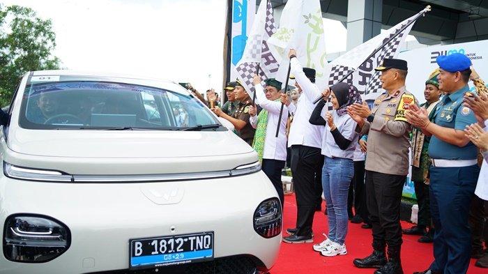 GM PLN Babel. Dini Sulistyawati, bersama Wamen Desa dan Pembangunan Daerah Tertinggal, Ahmad Riza Patria dan PJ Gubernur Babel, Sugito dan Forkopimda melepas EV Drive Xcebition yang di inisiasi PLN dan melibatkan komunitas mobil listrik di Pangkalpinang