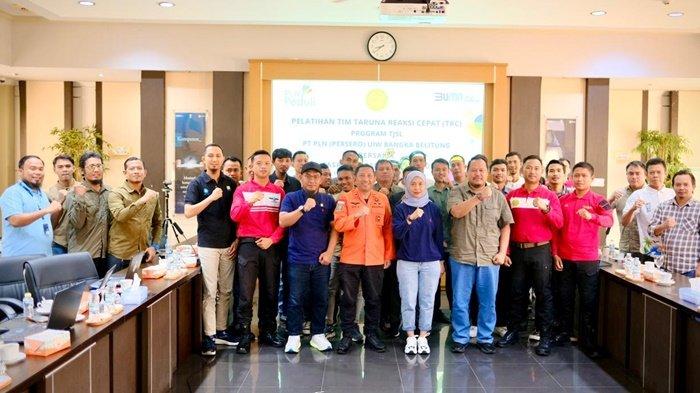 GM PLN Babel, Dini Sulistyawati (baris depan) dan KAKANSAR Pangkalpinang , I Made Oka Astawa (seragam orange baris depan) berfoto bersama setelah pembukaan pelatihan Tim TRC PLN UIW Babel