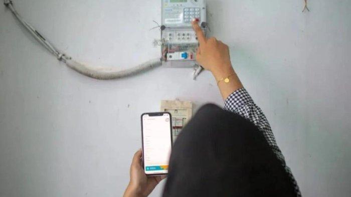 Ilustrasi pelanggan rumah tangga sedang melakukan pengisian token listrik di rumahnya.
