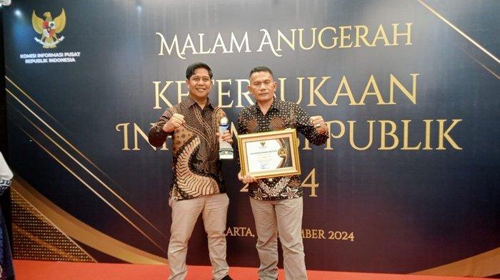 Rektor UBB, Prof. Ibrahim saat menerima Anugerah Keterbukaan Informasi Publik yang digelar oleh Komisi Informasi Pusat (KIP) di Movenpick Hotel, Jakarta Pusat, Selasa (17/12/2024).