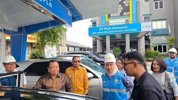 GM PLN Babel, Dini Sulistyawati bersama Kepala BIN Daerah Bangka Belitung, Jusac Tarigan (batik panjang), dan Kepala Basarnas Pangkalpinang, I Made Oka Astawa (kemeja panjang kuning) berdiskusi langsung dengan pengguna kendaraan listrik yang sedang melakukan pengisian daya baterai di SPKLU halaman kantor PLN Babel
