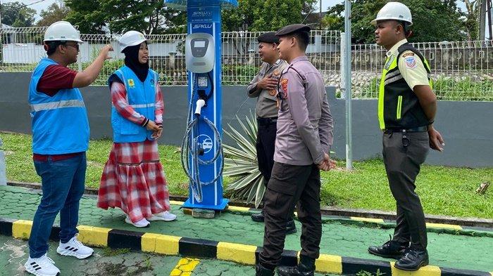 Manager PLN UP3 Belitung, Hariani bersama perwakilan Polres Kabupaten Belitung melakukan pemeriksaan bersama kesiapan SPKLU yang ada di halaman Kantor PLN UP3 Belitung di Tanjung Pandan