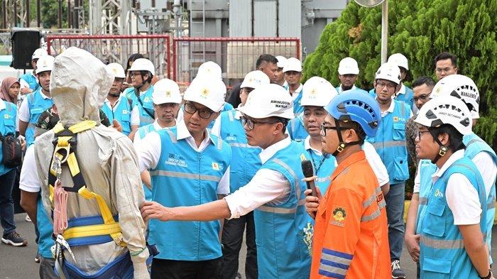 Wakil Menteri BUMN, Aminuddin Ma'ruf (kedua dari kiri depan) didampingi Direktur Utama PLN, Darmawan Prasodjo (kiri depan) dan General Manager PLN Unit Induk Transmisi Jawa Bagian Barat, Jarot Setyawan (kanan depan) melakukan inspeksi peralatan pendukung operasional kelistrikan saat melakukan peninjauan di Kantor PLN Unit Pelaksana Transmisi Cilegon pada Selasa (24/12). Pada periode Siaga Natal dan Tahun Baru 2025 ini, PLN mengerahkan 81.591 personel dan menyiapkan 4.336 posko siaga di seluruh Indonesia.