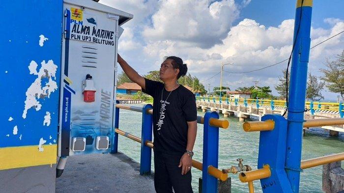 ALMA -- Seorang Anak Buah Kapal (ABK) ketika menggunakan Anjungan Listrik Mandiri (ALMA) untuk keperluan kapal selama bersandar di Dermaga Water Front, Pelabuhan Tanjung Ru, Belitung. ALMA membuat para pelaku usaha perikanan dan perkapalan dapat melakukan penghematan biaya operasionalnya. Karena tidak tergantung lagi dengan bahan bakar minyak untuk mengoperasikan mesin kapal saat bersandar.