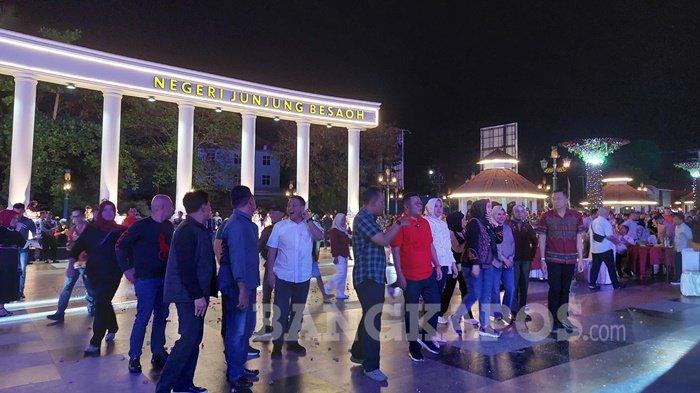 SAPA WARGA -- Bupati Bangka Selatan, Riza Herdavid ketika menyapa warga yang ikut menyaksikan peresmian wajah baru Kawasan Himpang Lima Habang, Sabtu (8/2/2025). Hadirnya wajah baru menjadi upaya menghadirkan tempat publik yang lebih representatif.