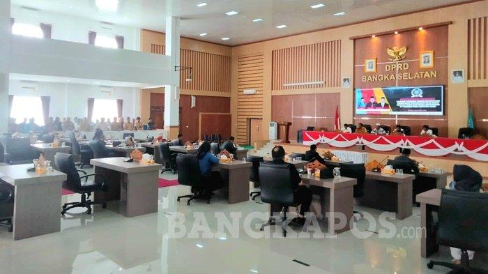 RAPAT DENGAR PENDAPAT -- DPRD Kabupaten Bangka Selatan ketika menggelar rapat dengar pendapat (RDP) dengan Pemerintah Desa Malik, Kecamatan Payung dan PT SNS di Gedung Rapat paripurna setempat, Senin (10/2/2025). RDP dilakukan setelah diduga perusahaan mencaplok lahan seluas 79 hektare milik masyarakat yang masuk HGU perusahaan.