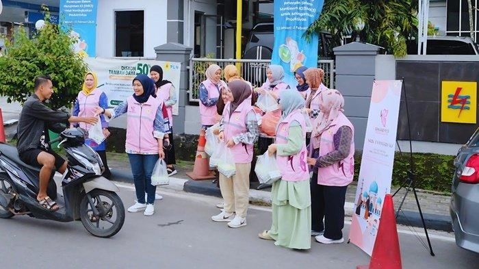 WUJUD NYATA -- GM PLN UIW Babel, Dini Sulistyawati, menyampaikan bahwa kegiatan ini merupakan wujud nyata dari semangat berbagi dan kepedulian sosial yang senantiasa dijunjung tinggi oleh PLN