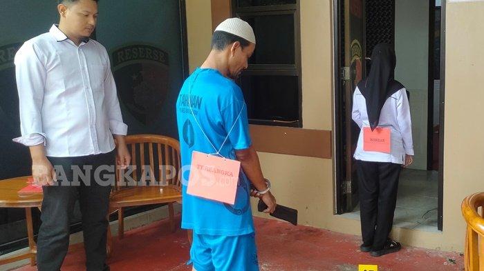 REKONSTRUKSI ULANG -- SU alias YA (42) warga Desa Bikang yang menjadi tersangka kasus penganiayaan berujung kematian saat memperagakan adegan dalam rekonstruksi ulang di Polres Bangka Selatan, Senin (17/3/2025). Total ada 14 adegan dipraktikkan sebelum tersangka melakukan pembacokan secara membabi buta.