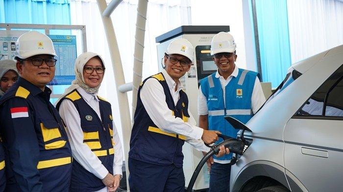 Wamen ESDM, Yuliot Tanjung (kedua dari kanan) didampingi Kepala BPH Migas, Erika Retnowati (kedua dari kiri), Direktur Jenderal Ketenagalistrikan Kementerian ESDM, Jisman P. Hutajulu (kiri), dan General Manager PLN UID Jawa Barat, Agung Murdifi (kanan) melakukan simulasi pengisian daya mobil listrik di SPKLU PLN UP3 Cirebon.