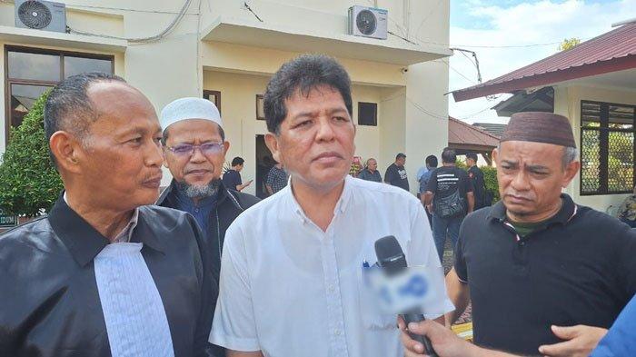MARWAN DIVONIS BEBAS -- Marwan (kemeja putih) setelah keluar menjalani sidang di Pengadilan Negeri Pangkalpinang, didampingi tim penasihat hukum dan kerabat, Selasa (29/4/2025)