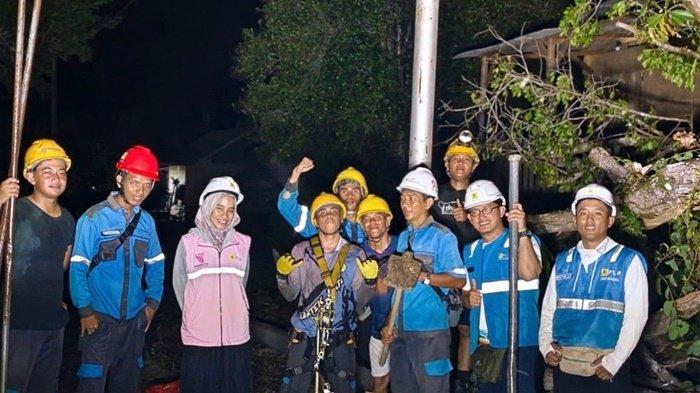 PEMULIHAN LISTRIK -- Srikandi PLN, hadir dalam pemulihan gangguan listrik di Pulau Nangka untuk hadirkan terang bagi masyarakat Pulau Nangka beraktifitas di malam hari, pada 19 Mei 2025.