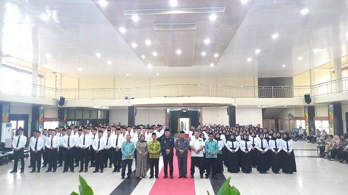 PELANTIKAN CPNS -- Seratusan Calon Pegawai Negeri Sipil (CPNS) Tahun 2024 di Lingkungan Pemerintah Kabupaten Belitung Timur yang telah resmi dilantik oleh Bupati Belitung Timur Kamarudin Muten, di Auditorium Zahari Mz, pada Kamis (22/5/2025).