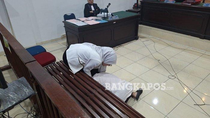MEMINTA MAAF -- Terdakwa Trie Lius Putri (berkemeja putih) menghampiri dan meminta maaf secara langsung kepada saksi Della Rianadita di ruang sidang Tirta, Pengadilan Negeri Pangkalpinang, Senin (26/5/2025).