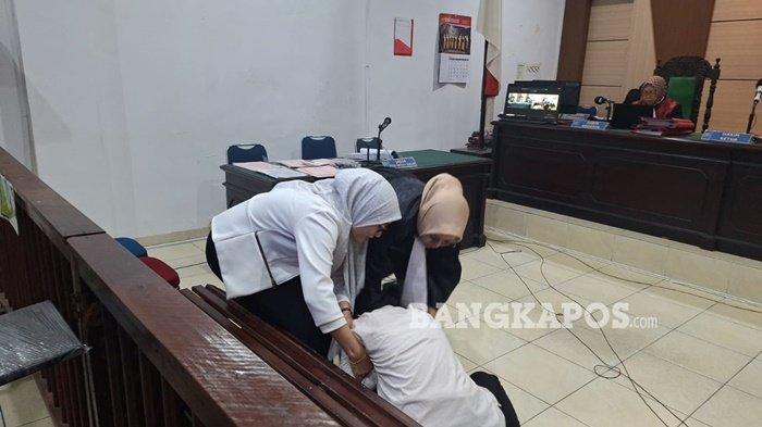 MEMINTA MAAF -- Terdakwa Trie Lius Putri (berkemeja putih) menghampiri dan meminta maaf secara langsung kepada saksi Della Rianadita di ruang sidang Tirta, Pengadilan Negeri Pangkalpinang, Senin (26/5/2025).