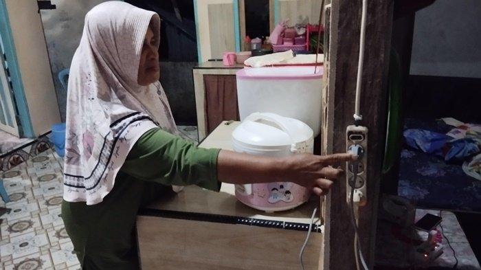 PERALATAN MASAK LISTRIK -- Sejak listrik hadir, kehidupan warga berubah. Peralatan masak listrik kini membantu aktivitas sehari-hari, wujud nyata peningkatan kesejahteraan lewat Program Listrik Desa.