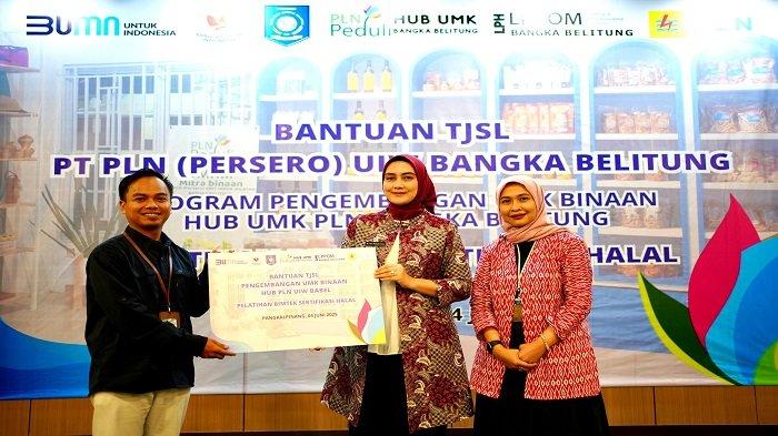 BANTUAN TJSL -- Serah terima bantuan TJSL Pengembangan UMK Binaan HUB PLN UIW Babel oleh Ketua Dekranasda Provinsi Bangka Belitung dan GM UIW Bangka Belitung.
