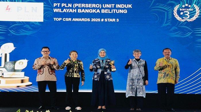 GM PLN Babel, Dini Sulistyawati saat menerima langsung penghargaan TOP CSR Award 2025 yang di selenggarakan oleh TopBusiness.id di Jakarta