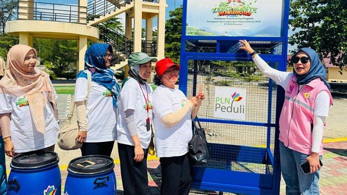 Srikandi Champion PLN Babel, Dini Sulistyawati (kanan) memasukan sampah botol perdana pada dropbox bottle program TJSL PLN yang diletakkan di Pantai Pasir padi, Pangkalpinang