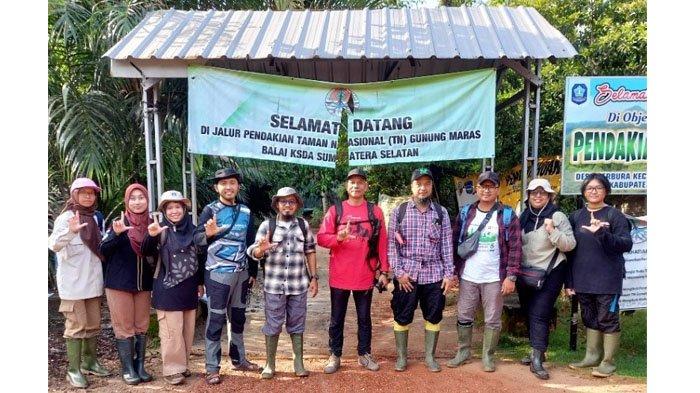 Foto bersama tim survei Manggis klabang: BRIN, UBB, BKSDA Sumsel, Mahasiswi dan Mayarakat