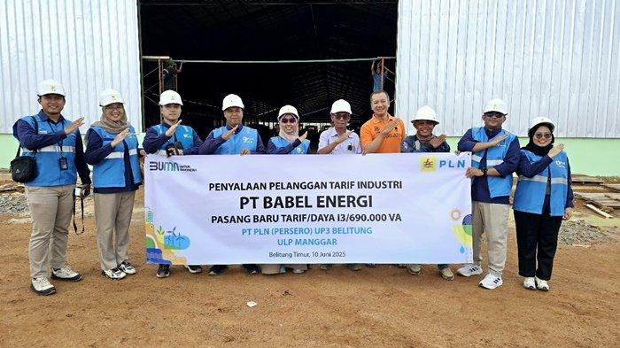 FOTO BERSAMA -- Jajaran PLN UP3 Belitung dengan PT Babel Energi saat foto bersama usai seremoni penyambungan listrik baru. Keterangan foto: lima dari kiri, Hariani (Manager UP3 Belitung), lima dari kanan, Bambang (Manager Operasional PT Babel Energi), empat dari kanan, Kristianto (Manager Keuangan PT Babel Energi), tiga dari kanan, Hakim (Legal dan Humas PT Babel Energi), dan dua dari kanan, Teguh Andra (Asman Niaga dan Pemasaran UP3 Belitung).