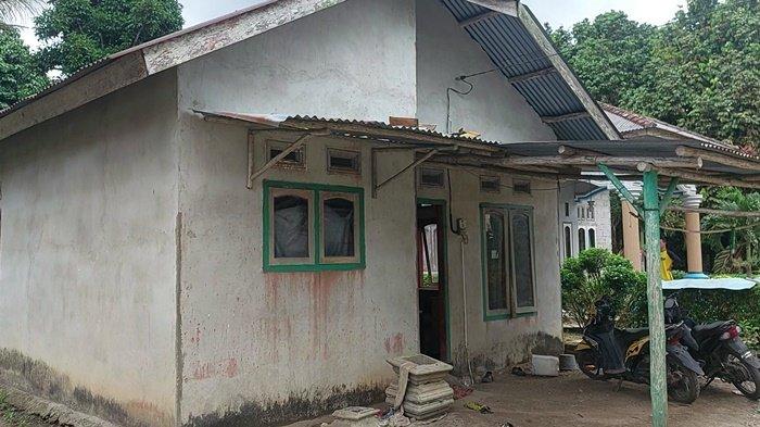 RUMAH ZAINAL -- Kondisi rumah Zainal, terlihat kosong tanpa penghuni, hanya terlihat pintu depan terbuka dan motor Zainal terparkir di depan rumah, foto diambil,Senin (16/6/2025).