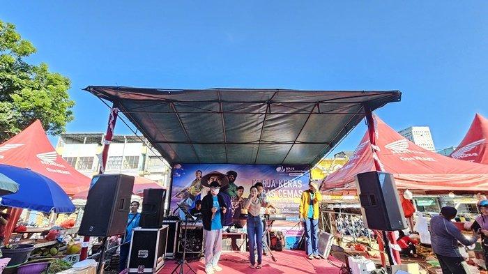 GEREBEK PASAR PAGI -- BPJS Ketenagakerjaan Pangkalpinang menggelar kegiatan sosialiasai mengenai manfaat program jaminan sosial ketenagakerjaan kepada para pedagang saat kegiatan 'Grebek Pasar Pagi' di Pasar Pagi Pangkalpinang, Sabtu (21/06/2025).