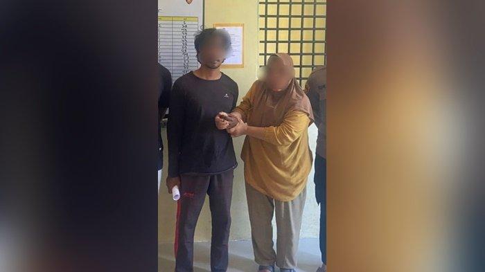 PEMILIK PONTON -- Dua orang pemilik ponton jenis selam dijadikan tersangka oleh polisi. Kedua pemilik ponton berinisial SA alias WA dan EK Alias FE, warga Mentok, disangkakan, melakukan kegiatan penambangan timah ilegal di Teluk Inggris, Kecamatan Mentok, pada Jumat (20/6/2025).