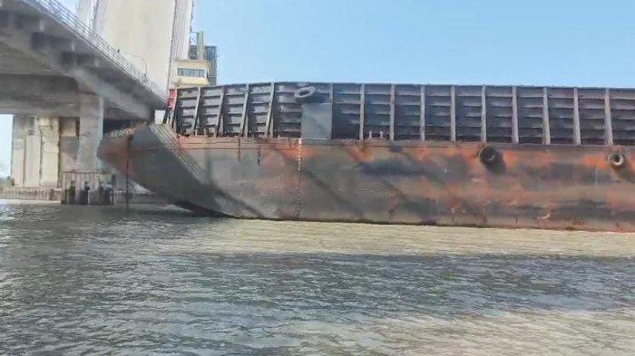 TONGKANG TABRAK JEMBATAN EMBAS -- Salah satu tongkang yang hendak melintasi bawah jembatan emas, tiba-tiba menabrak pondasi bagian bawah jembatan, Kamis (26/6/2025)