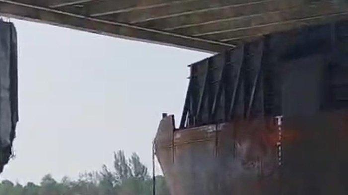 TONGKANG TABRAK JEMBATAN EMAS -- Salah satu tongkang yang hendak melintasi bawah Jembatan Emas, tiba-tiba menabrak pondasi bagian bawah jembatan, Kamis (26/6/2025) (Ist warga).