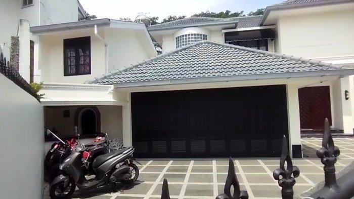 RUMAH TOPAN GINTING - Penampakan rumah milik Kadis PUPR Sumut nonaktif, Topan Obaja Ginting atau Topan Ginting di Royal Sumatera di Jalan Jamin Ginting Medan, yang digeledah pihak KPK, Rabu (2/7/2025). Topan Ginting ditetapkan sebagai tersangka kasus korupsi proyek jalan di Sumut.