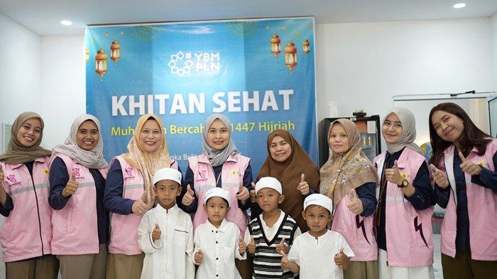 KHITAN SEHAT -- Kegiatan khitan sehat gratis YBM PLN Babel yang setiap tahun digelar pada momen libur sekolah berkolaborasi dengan Rumah Khitan AlFatih Pangkalpinang dan juga para Srikandi PLN Babel