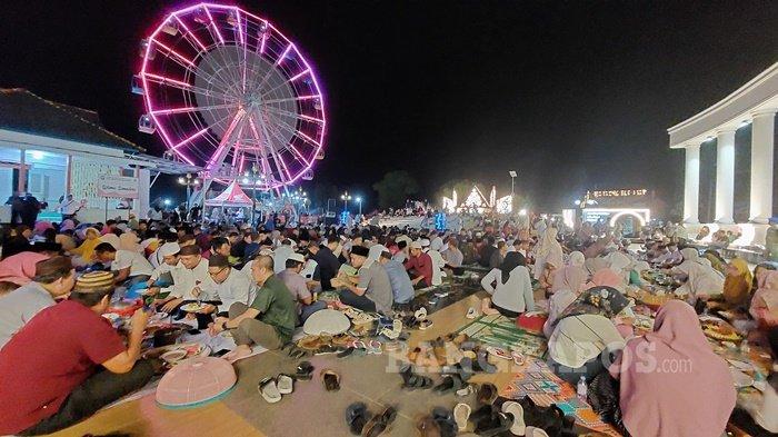 NGANGGUNG BERKAH -- Ratusan masyarakat ketika tumpah ruah di Alun-alun Kota Toboali, Rabu (2/7/2025) malam. Mereka berkumpul bersama untuk mengikuti kegiatan Nganggung Berkah yang diadakan oleh Pemerintah Kabupaten Bangka Selatan.