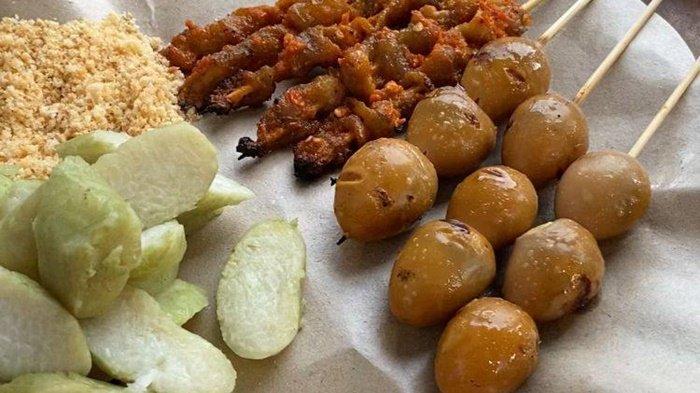 Aneka menu khas Sate Asin Pedas by Audik tersaji lengkap dengan sambal taichan, koya, dan lontong. Menu favorit seperti sate kulit pedas dan sate telur puyuh menjadi andalan yang ramai dipesan oleh pengunjung di Pangkalpinang.