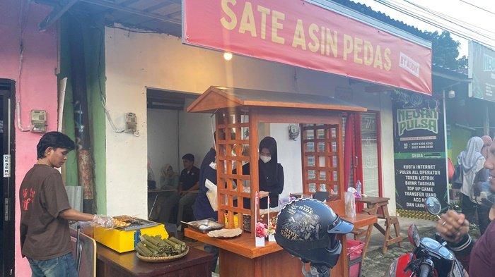 KEDAI SATE -- Pengunjung antre di kedai Sate Asin Pedas by Audik yang berlokasi di simpang STIE IBEK, Jalan Kacang Pedang, Pangkalpinang.