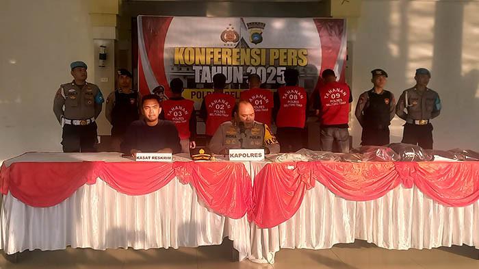 KONFERENSI PERS - Polres Belitung Timur gelar konferensi pers kasus pengeroyokan tiga jurnalis, di Polres Belitung Timur, Jumat (18/7/2025).