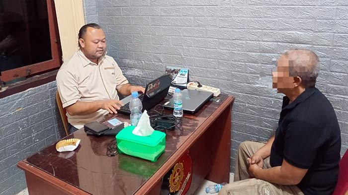 MENYERAHKAN DIRI - Satreskrim Polres Belitung Timur sedang melakukan pemeriksaan kepada HNY yang menyerahkan diri ke Polres Belitung Timur, Jumat (18/7/2025) malam.