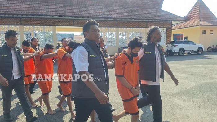 PENCURIAN -- Lima tersangka pencuri dan penadah ventilator milik RSUD Dr. (HC) Ir. Soekarno, saat dihadirkan dalam jumpa pers di Mapolda Babel, Selasa (22/7/2025).