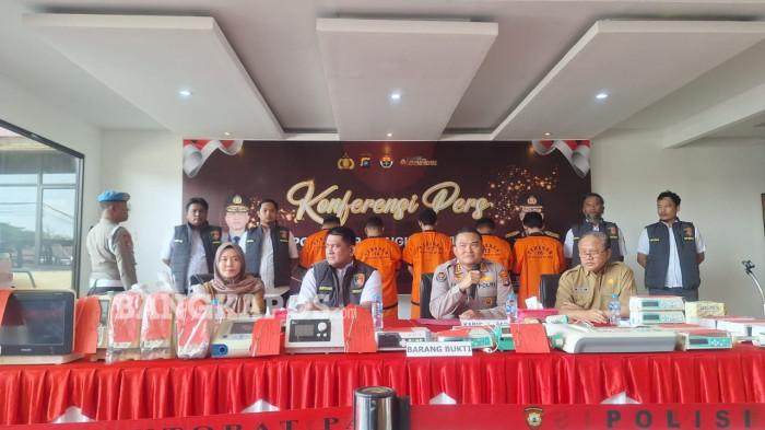 PENCURIAN VENTILATOR RSUD IR SOEKARNO -- Dirreskrimum Polda Bangka Belitung Kombes Pol M. Rivai Arvan, disampingi Kabid Humas, Kadinkes Provinsi Babel dan Plt Direktur RSUD Dr. (HC) Ir. Soekarno saat melakukan konferensi pers terkait kasus pencurian alat ventilator RSUD Ir Soekarno di Mapolda Babel, Selasa (22/7/2025)