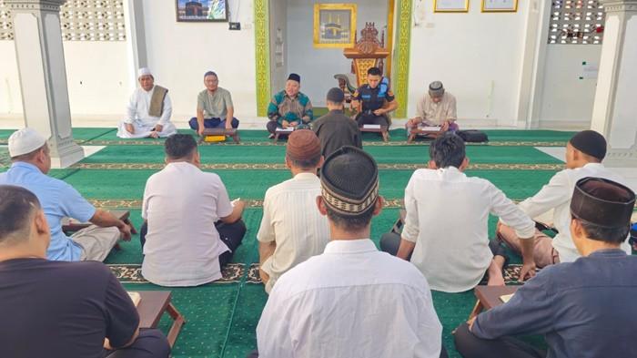 LAPAS -- Salah satu warga binaan Lapas Kelas IIA Pangkalpinang, saat mengikuti ujian tahfiz Al-Qur'an jus 30 di Masjid At-Taubah, Kamis (24/7/2025).
