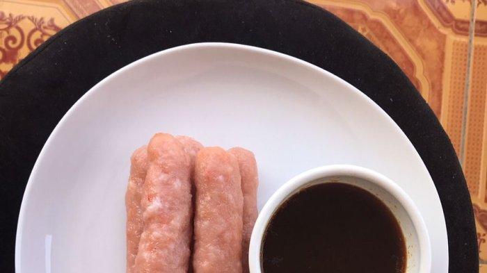 Sensasi gurihnya empek empek udang Yuk Sulas yang dicelupkan sedikit ke cuka, asam pedas manis, langsung dihap. Melebur jadi satu ketika di dalam mulut. Itulah sensasi pempek udang kuliner khas Desa Belo Laut, Kecamatan Mentok, Kabupaten Bangka Barat, yang banyak digemari warga lokal dan luar Bangka Barat.