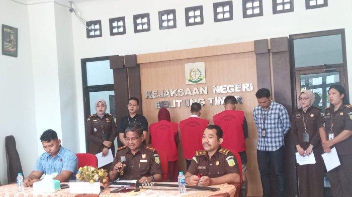 Press conference penyerahan tersangka dan barang bukti kasus penipuan Ikal Laskar Pelangi di Kejari Beltim, Jumat (23/6/2023).