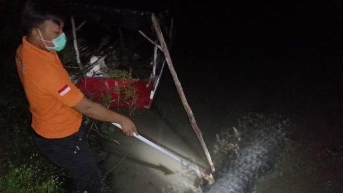 Tim identifikasi Polres Bangka Tengah saat menunjukan penemuan mayat mantan anggota kepolisian di kawasan Bemban, Koba, Sabtu (26/8/2023) dini hari kemarin.