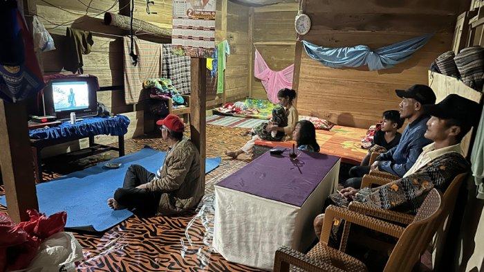 Kehadiran listrik di desa Ilan Batu Uru, Kecamatan Walenrang Barat, Kabupaten Luwu, Sulawesi Selatan tidak hanya dimanfaatkan warga untuk aktivitas sehari hari, tetapi juga untuk menunjang roda perekonomian.